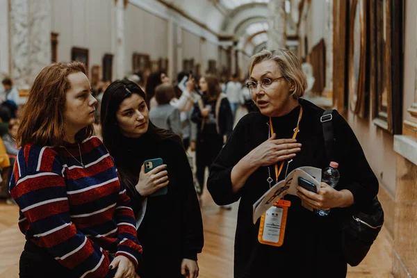 depositphotos_371016304-stock-photo-2020-paris-france-tour-guide